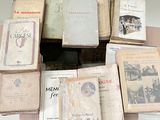 une pile de vieux livres posés sur une table
