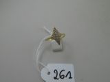 une bague en or surmontée d'une étoile en diamant