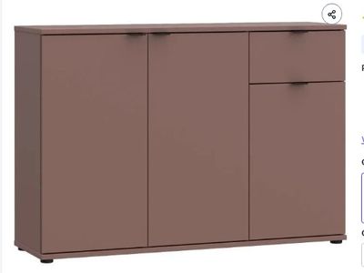 un gros plan d'une armoire marron avec des tiroirs montés sur roulettes