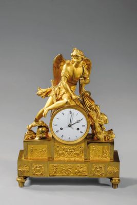 une image représentant une horloge en or surmontée d'un ange