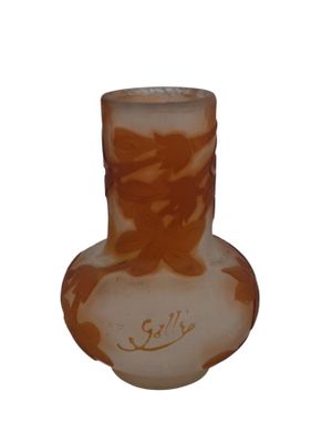 un vase en verre orné d'un motif marron et blanc