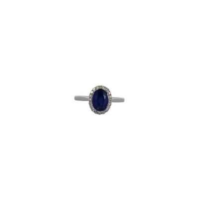 une image d'une bague en diamant et saphir sur fond blanc