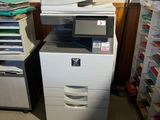une photo d'une imprimante multifonction dans une pièce