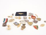 de nombreux types de badges et de pin's sur un fond blanc