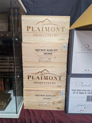 des caisses de vin sont empilées sur une table