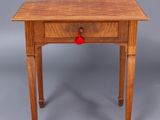 l'image d'une petite table en bois surmontée d'un tiroir