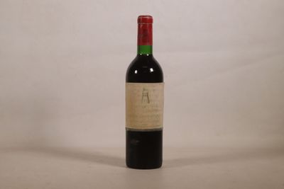 une bouteille de vin posée sur une table