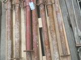 de nombreux types de canalisations et de tuyaux posés au sol