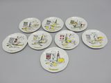 six assiettes à motifs différents posées sur une table