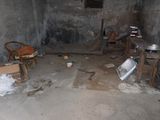 une chambre sale équipée d'un micro-ondes et d'une chaise