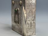 une vieille boîte en argent sur laquelle figure le portrait d'un homme et d'une femme