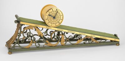 une horloge posée sur une étagère sur laquelle se trouve une autre horloge