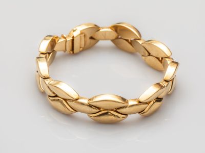 un bracelet en or avec un motif tressé