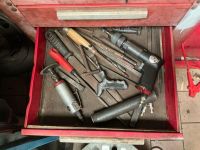 Ensemble d'outillage comprenant des limes, des chasse-goupil…