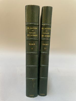 deux livres verts posés l'un sur l'autre sur une table