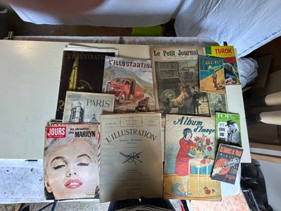 beaucoup de livres et de magazines sur la table