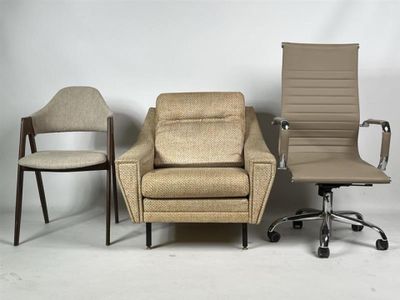 deux chaises et une chaise de bureau dans une pièce aux murs blancs