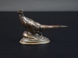 une statue représentant un oiseau perché sur une table