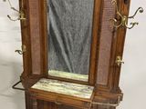 une armoire en bois surmontée d'un miroir