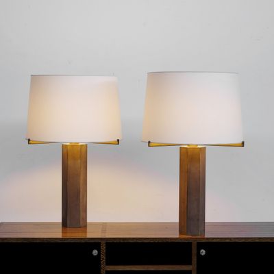 deux lampes posées sur une table en bois, munies d'un abat-jour blanc