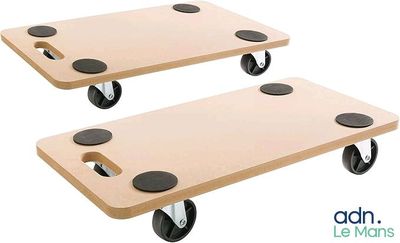 On voit deux plateaux en bois munis de roulettes noires sur un fond blanc.