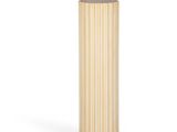 une image représentant une haute colonne blanche avec un socle en bois