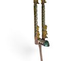 paire de figurines en bronze représentant un homme et une femme, posées sur un trépied