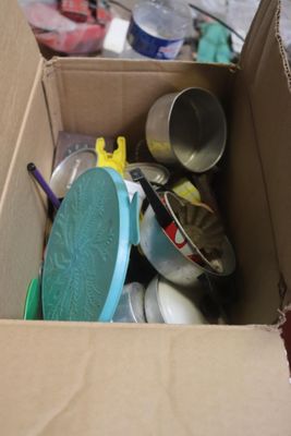 une boîte en carton remplie de différents types d'objets