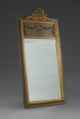 une image représentant un miroir à cadre doré sur fond gris