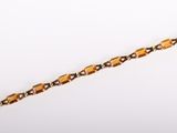 une image d'un bracelet « œil de tigre » sur fond blanc
