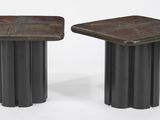 une paire de tabourets noirs et marron sur fond blanc