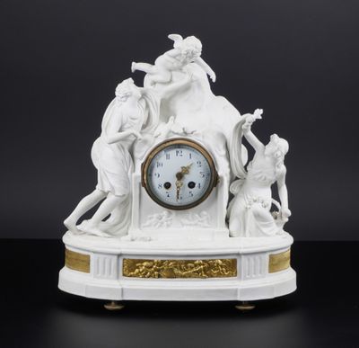 Pendule en biscuit à base ovale surmontée de deux personnage… - Photo 1