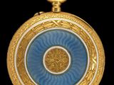 une image représentant une montre de poche dorée et bleue sur fond noir