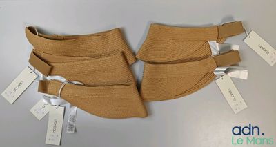 deux paires de chaussures, encore étiquetées, posées sur une table