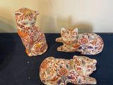 trois figurines d'animaux posées sur une table