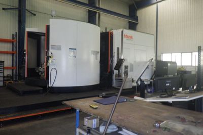 une grande machine installée à l'intérieur d'un bâtiment