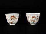 paire de tasses en porcelaine chinoise ornées de dragons et de fleurs