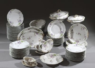 un grand nombre d'assiettes et de bols posés sur une table