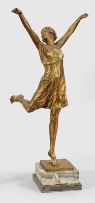 statue en bronze représentant une femme en robe, posée sur un socle en marbre