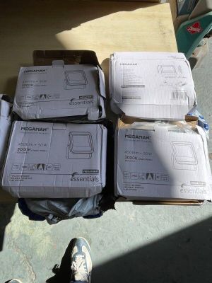 plusieurs boîtes d'équipement électronique sont empilées les unes sur les autres