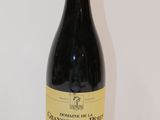 une bouteille de vin posée sur une table