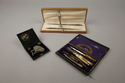 une boîte contenant un stylo et une paire de ciseaux