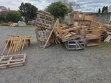 une pile de palettes en bois posée sur un parking
