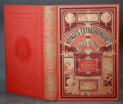 un vieux livre à la couverture rouge posé sur une table