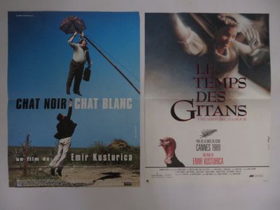 trois affiches de cinéma accrochées à un mur, avec un homme suspendu à un poteau