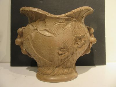 un vase posé sur une table à fond noir