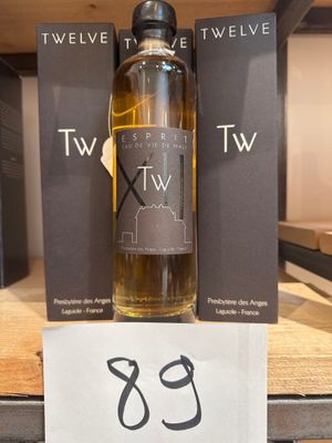 une bouteille de vin exposée sur une étagère