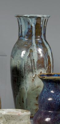 de nombreux vases posés sur une table