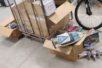 un chariot rempli de cartons et un vélo à l'arrière-plan