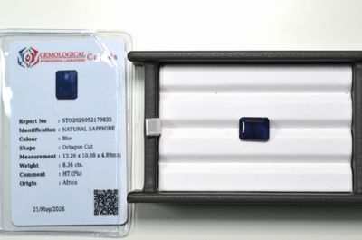 une image représentant un diamant bleu dans un écrin, avec une étiquette de prix